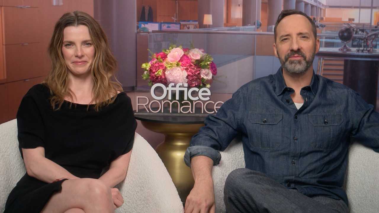 Interview « Office Romance » : Betty Gilpin, Tony Hale et plus