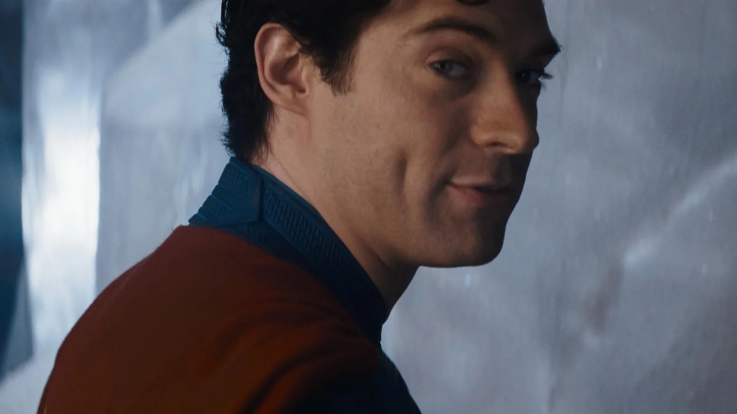 La star de Superman, David Corenswet, intervient pour défendre Milly Alcock du photographe à la première de Supergirl