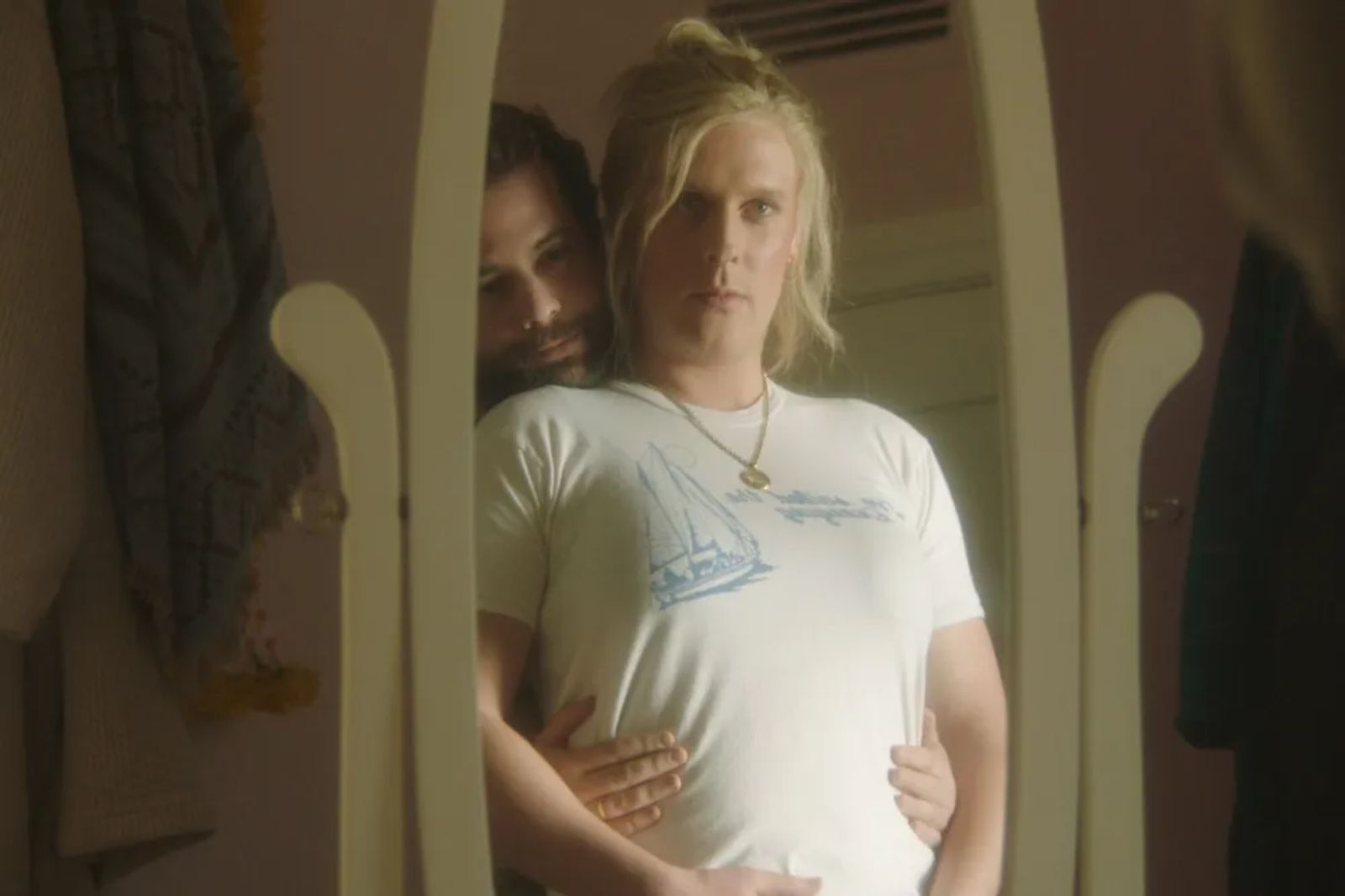 Maddie's Secret Review : John Early montre un engagement total dans les débuts du long métrage