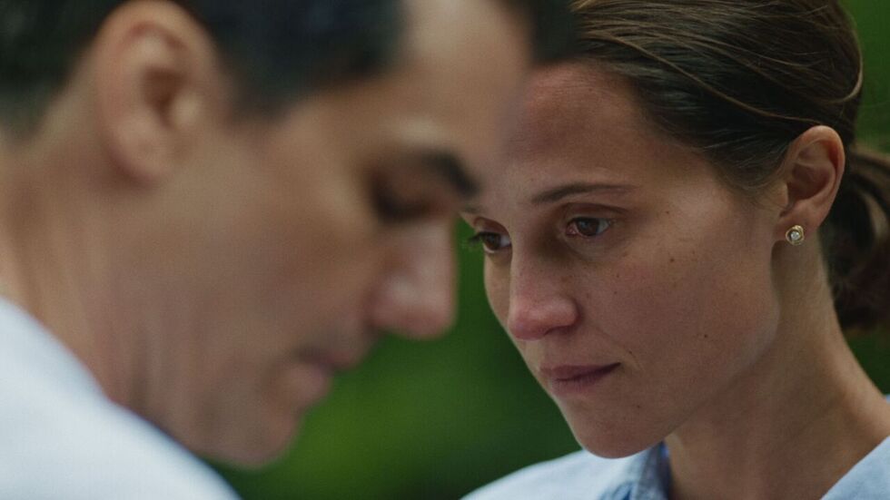 Tribeca Review : Alicia Vikander donne une performance sobre et superposée dans The Last Day